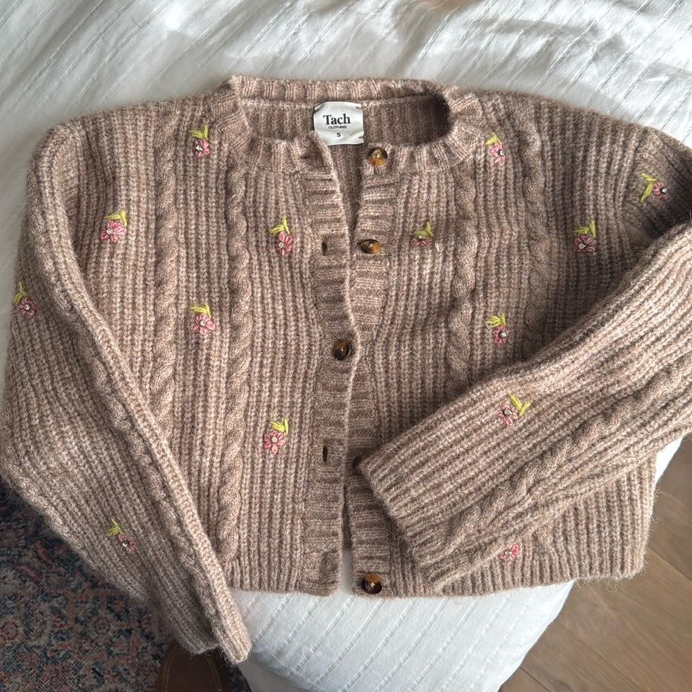 Knit cardigan with flowers